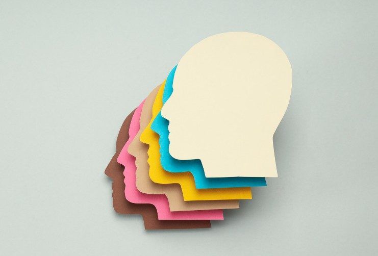 Siluetas de perfil superpuestas que representan que cada persona es única en la terapia psicológica
