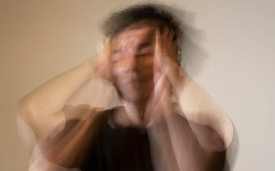 El círculo vicioso del insomnio Persona desvelada en la cama atrapada en el círculo del insomnio