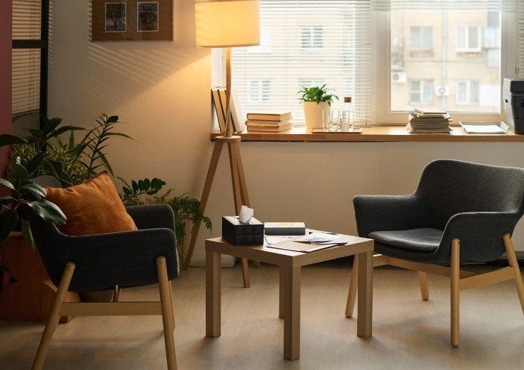 Sala de la consulta de psicología de José Villalba en Toledo, con dos butacas y luz cálida