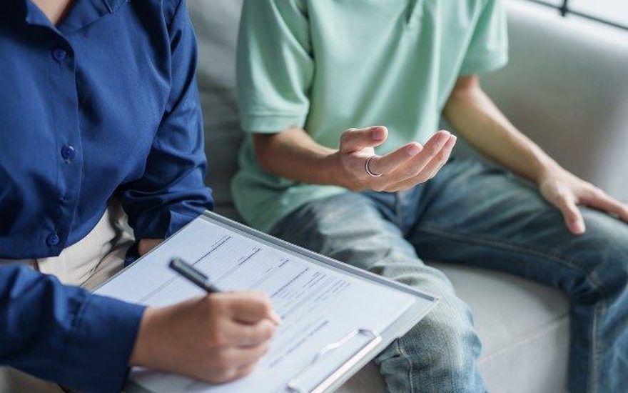 Cuándo ir al psicólogo Adulto valorando empezar un proceso de terapia psicológica