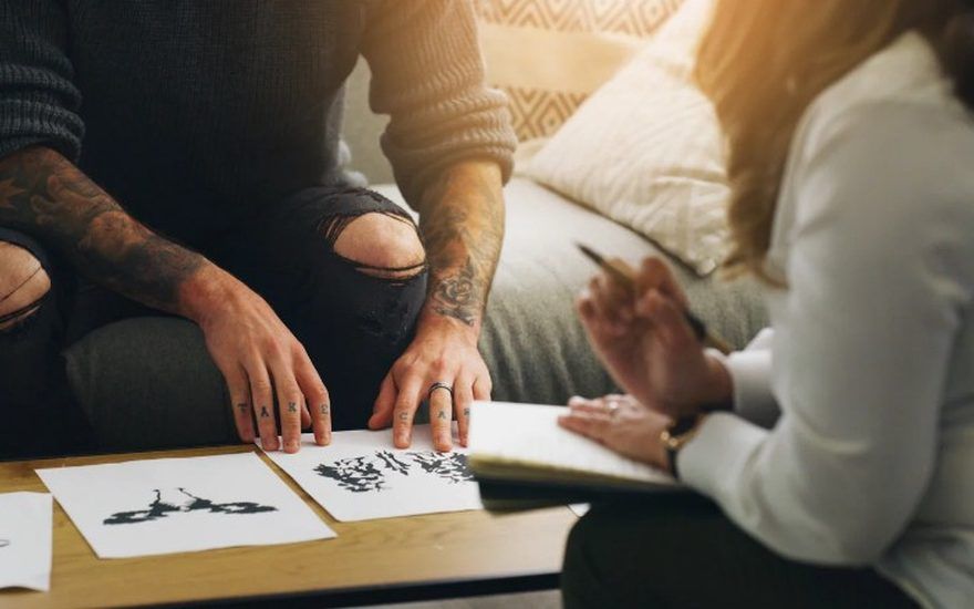 Persona siguiendo su plan de prevención de recaídas