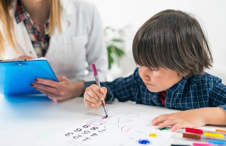 Psicólogo evaluando a un niño en consulta de Toledo