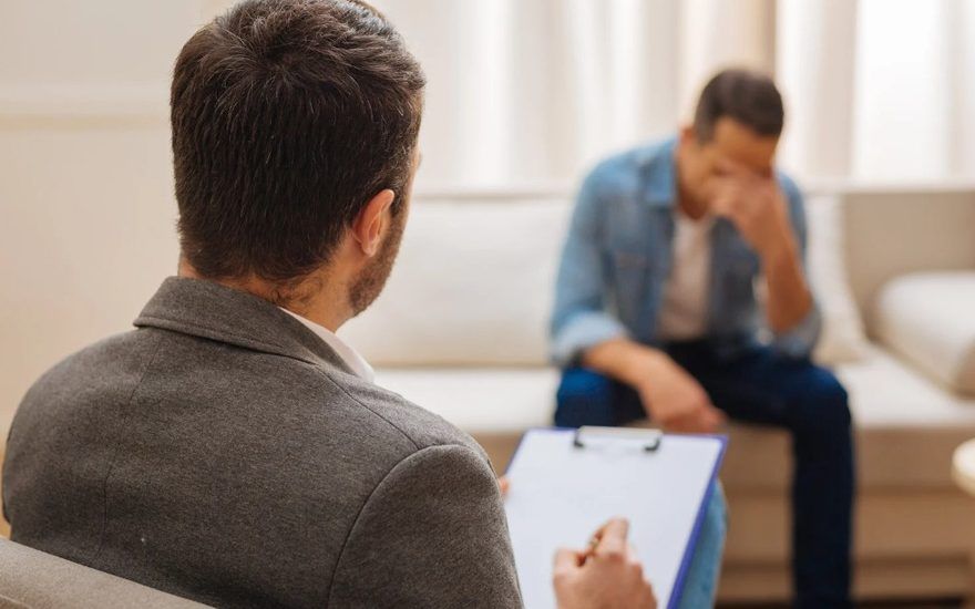 Síntomas de depresión y apatía Hombre con apatía y falta de energía por la depresión