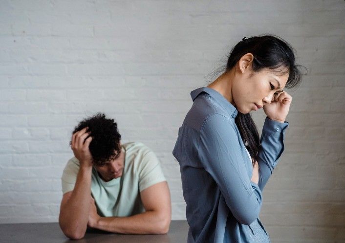 Pareja en sesión de terapia de pareja en Toledo